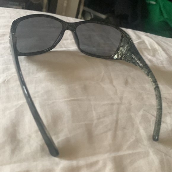 Free w/ any $50 Bundle Gorgeous Foster Grant Womens sunglasses w/ Sparkling Gems - Picture 2 of 3